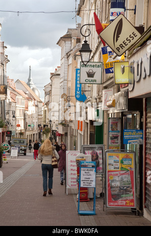 Eine Straßenszene in der Stadt Meaux ca. 54 Meilen östlich von Paris, Seine et Marne, Ile-de-France, Frankreich Stockfoto