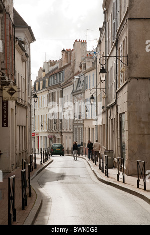 Eine Straßenszene in der Stadt Meaux ca. 54 Meilen östlich von Paris, Seine et Marne, Ile-de-France, Frankreich Stockfoto