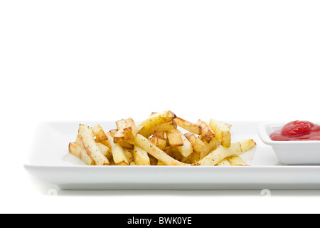 Köstliche handgefertigte Pommes Frites auf Platte auf weißem Hintergrund Stockfoto