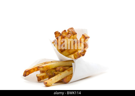 Zwei Packungen mit hausgemachten Pommes Frites auf weißem Hintergrund Stockfoto