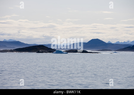 Eisberge und Bergen unter bewölktem Himmel Kitaa, Qaqortoq, Grönland Stockfoto