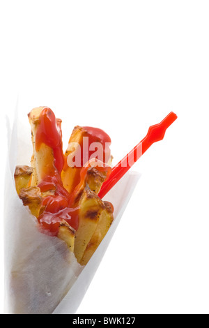 Packung mit hausgemachten Pommes Frites mit Ketchup isoliert auf weißem Hintergrund Stockfoto