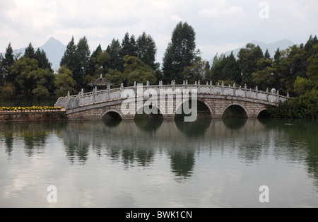 Die großen traditionellen Steinbrücke in Black Dragon Pool Park in Lijiang, Yunnan Provinz, China. Stockfoto