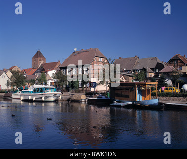 Plau See Fluss Elde Bank Promenade Stadt Kirche Speicher Haus Mecklenburg Tiefebene Seen Deutschland Europa Stockfoto