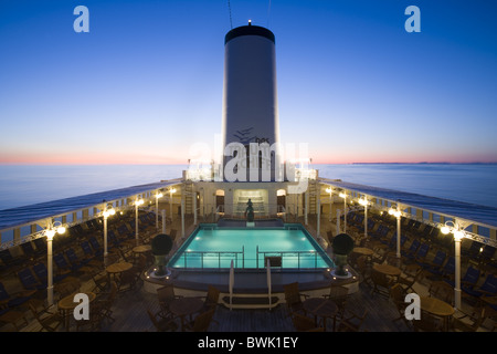 Beleuchteten Pool auf Kreuzfahrtschiff MS Deutschland am Abend, Atlantik Stockfoto