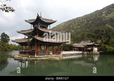 Die Pagode über Black Dragon Pool in Lijiang, Provinz Yunnan, China. Stockfoto