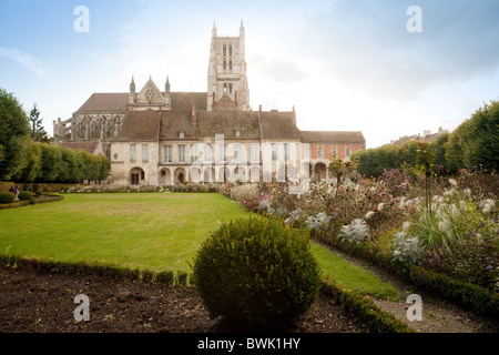 Die Bossuet Garten (Jardin Bossuet) und Bossuet Museum vor der Kathedrale St. Etienne, Meaux, Seine et Marne, Frankreich Stockfoto