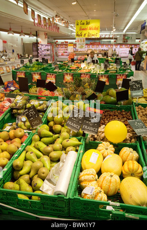 Obst und Gemüse für den Verkauf in einem Supermarkt in Meaux, Ile-de-France, Frankreich Stockfoto
