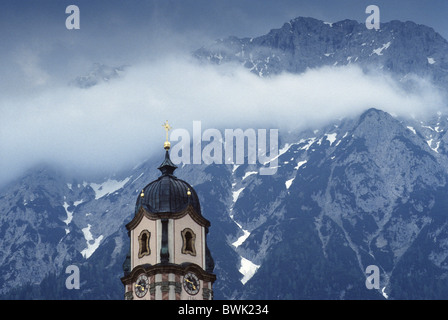 Kirche-Kirchturm mit der Karwendel-Gebirge im Hintergrund, Kirche St. Peter und Paul, Mittenwald, Karwendel-Gebirge Stockfoto