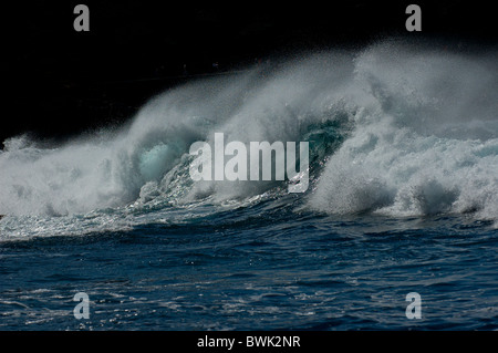 Wellen brechen sich am Felsen auf Lanzarote, Kanarische Inseln Stockfoto