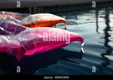 Zwei Schlauchboote schwebend in einem Schwimmbad. Stockfoto