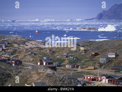 Grönlands Ostküste Kulusuk Kap Dan Siedlung Übersicht Dorfeingang Ammassalik Fjord Holz Häuser co Stockfoto