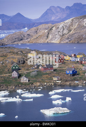 Grönlands Ostküste Kulusuk Kap Dan Siedlung Übersicht Dorfeingang Ammassalik Fjord Holz Häuser co Stockfoto