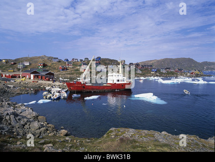 Grönlands Ostküste Kulusuk Kap Dan Siedlung Übersicht Dorfeingang Ammassalik Fjord Holz Häuser co Stockfoto