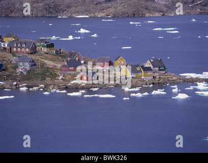 Grönlands Ostküste Kulusuk Kap Dan Siedlung Übersicht Dorfeingang Ammassalik Fjord Holz Häuser co Stockfoto