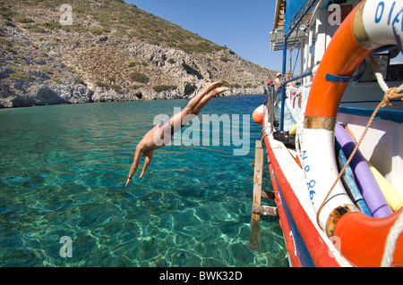 Fit, gesund, gebräunte älterer Mann vor der griechischen Insel Symi ins Meer tauchen Stockfoto