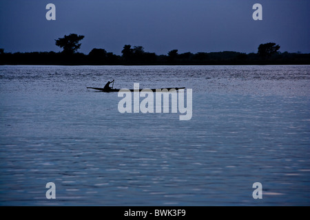 Mann, Paddeln in ausgegraben Kanu auf dem Fluss Niger am Abend, Sagos, Mali, Afrika Stockfoto