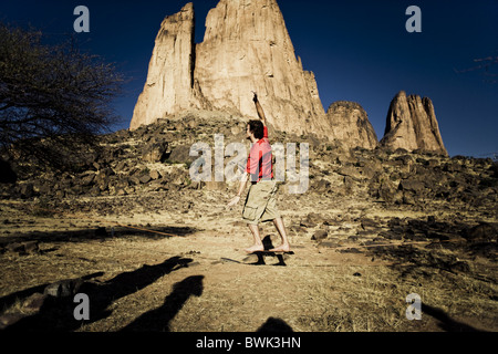 Junger Mann, balancieren auf der Slackline, Hand der Fatima in den Hintergrund, Hombori, Mali, Afrika Stockfoto