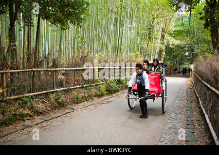 Arashiyama Bambushainen befinden sich hinter Tenryuji Tempel und auf dem Weg nach Okochi Sanso Stockfoto