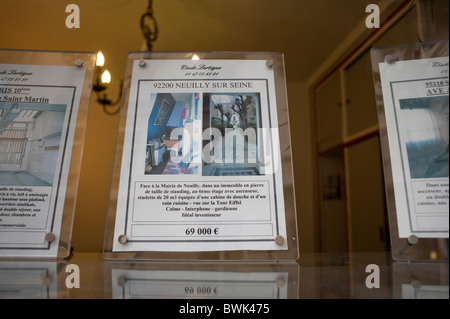 Paris, Frankreich, französischer Immobilienmarkt, Werbung für Wohngebäude in Immobilienmakler Schaufenster, Immobilien investieren Stockfoto