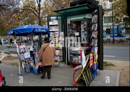 Paris, Frankreich, Frau von hinten, auf der Straße, französischer Zeitungskiosk, Kiosk auf der Straße, Stadtviertel Stockfoto