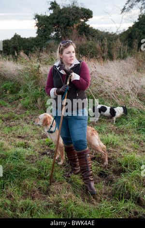 Ein junges Mädchen, junge Frau im Alter von 16 Jahre, und Ihr Haustier Hunde draußen, Cambridgeshire UK Stockfoto