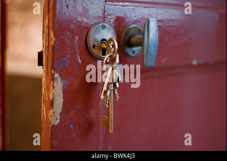 Paris, Frankreich, Nahaufnahme, Schlüssel, in alten Türschloss Stockfoto