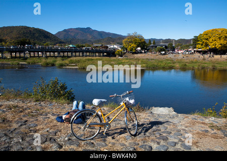 Togetsukyo Brücke über den Fluss Hozu ist ein Lieblings am Flussufer Bruch in Arashiyama Stockfoto