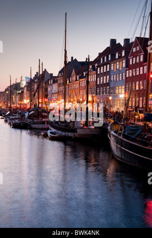 Am Abend Eindruck an der malerischen historischen Nyhavn Kanal mit Pastell gemalt alte Bürgerhäuser, Nyhavn, Kopenhagen, Dänemark Stockfoto