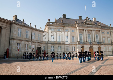 Pflicht zu ändern, der königlichen Garde vor Amalienborg Palast, Kopenhagen, Dänemark Stockfoto