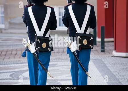 Offiziere der königlichen Garde vor Amalienborg Palast, Kopenhagen, Dänemark Stockfoto