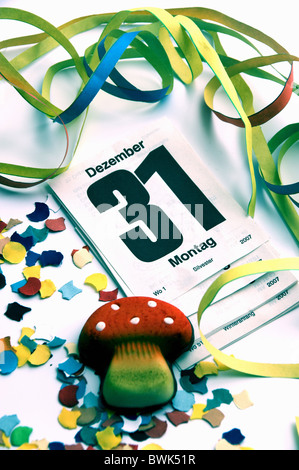 31. Dezember Kalender Almanach Kalender Blatt Fliegenpilz Glück Glück Konfetti Luftschlangen New Year Eve neue Stockfoto
