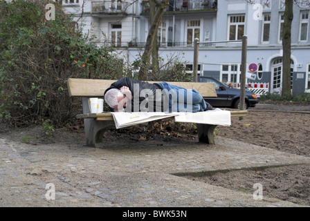 Obdachloser Chef Senioren Liegerad liegen liegend schlafen schlafen Übernachtung außerhalb Obdachlose Stockfoto