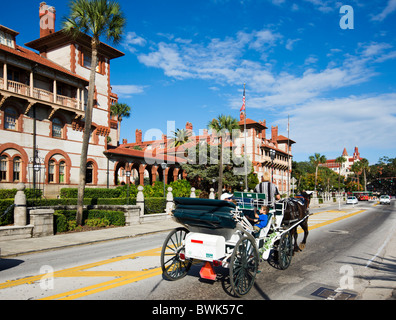 Pferdegespannen Kutschfahrt vor Flagler College, St. Augustine, Florida, USA Stockfoto