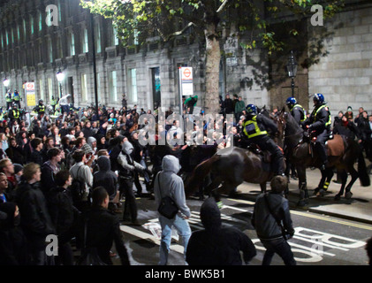 LONDON, VEREINIGTES KÖNIGREICH. Demonstranten konfrontieren berittene Polizei bei einem Schüler-Protest gegen geplante Studiengebühren Gebühr steigt Stockfoto