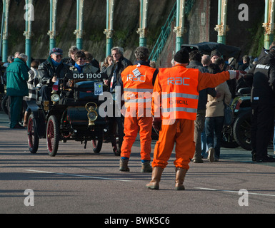 RAC Männer richten Oldtimer auf London bis Brighton Veteran Car Run 2010. am Ende Madeira fahren, Brighton Meer angekommen. Stockfoto