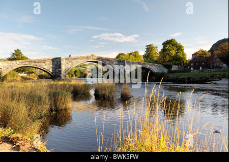 Die Pont Fawr Straßenbrücke überquert den Fluss Conwy in der alten Stadt Romanum in Conwy Valley, Gwynedd, Wales, UK Stockfoto