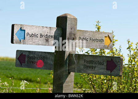 Holzschild post öffentliche Maultierweg, öffentlichen Fußweg eingeschränkt Byway Burpham Sussex Stockfoto