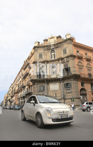 Fiat 500 auf dem Platz Piazza Vigliena genannt auch Quattro Canti di Citta, in Palermo, Provinz Palermo, Sizilien, Italien, Europa Stockfoto