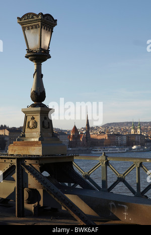 Straßenlaterne auf Kettenbrücke, Budapest, Ungarn Stockfoto