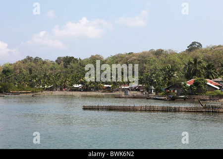 Dorf an der Küste in der Sonne, Uttara Steg, Baratang, Middle Andaman, Andamanen, Indien Stockfoto