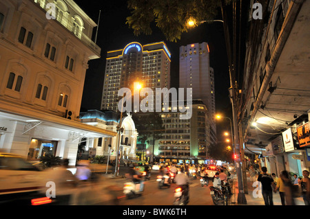 Stadttheater und Hotel Continental bei Nacht, Saigon, Ho-Chi-Minh-Stadt, Vietnam Stockfoto