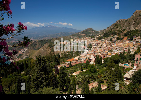 Blick von Taormina zum Ätna, Taormina, Provinz Messina, Sizilien, Italien, Europa Stockfoto