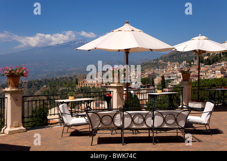 Blick von der Grand Hotel Timeo in Taormina zum Ätna, Taormina, Provinz Messina, Sizilien, Italien, Europa Stockfoto