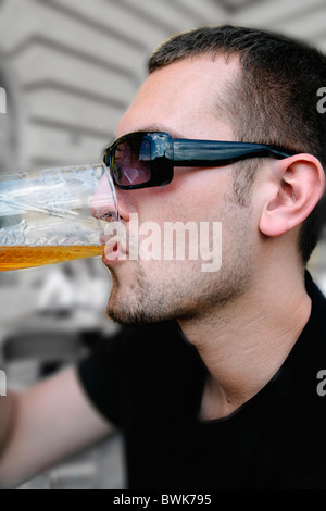 man Bier trinken Bier Trinker Gast Trinkglas Gastronomie Sommer draußen Straßencafé Stadt Prag Stockfoto
