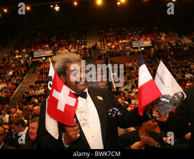 Box-Don Promoter King Anhänger Fahne Persönlichkeit Zuschauer Boxen match Kampf Kampf Boxen Box Gala Basis Stockfoto