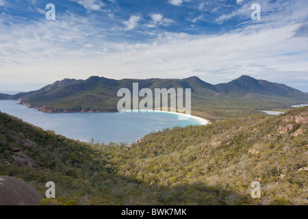 Funkelnden weißen Sandstrand von Wineglass Bay im Freycinet National Park Coles Bay Tasmanien Stockfoto