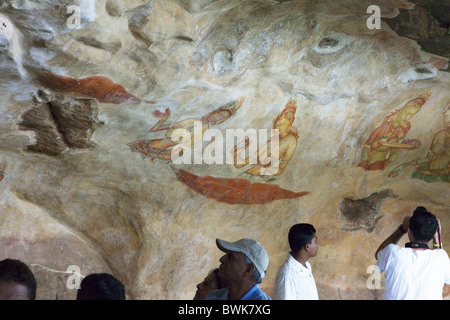 Touristen auf der Suche auf die Wandmalereien der Sigiriya Damen, Sigiriya, Sri Lanka, Asien Stockfoto