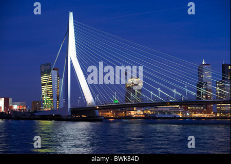 Erasmusbrücke Brücke und Kop van Zuid-Viertel am Fluss Maas, Rotterdam, Südholland, Holland, Niederlande, Europa Stockfoto