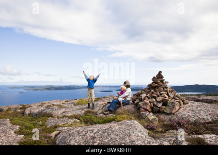 Eine Frau und zwei Mädchen auf Felsen im Nationalpark Skuleskogen, Hoega Kusten, Vaesternorrland, Schweden, Europa Stockfoto